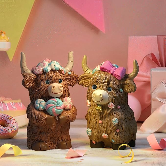2 Pack Christmas Highland Cow Resin Figurine Decor Macarons Candy Theme Highland Cow Gnomes with Candy Christmas Resin Statue for Garden Table Shelf Kitchen Home Decor Calf Gnome Herd Gifts