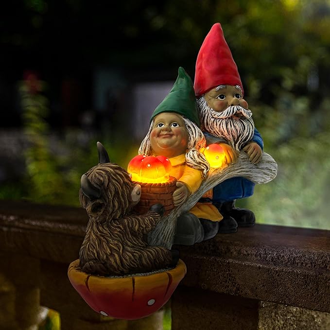 Garden Gnomes and Highland Cow Statue with Mushroom Solar Light, Couple Gnome Figurine for Outdoor Patio Lawn Porch Yard Edge Shelf Sitter Decoration, Garden Knome Holiday Indoor Decor, Love Gift