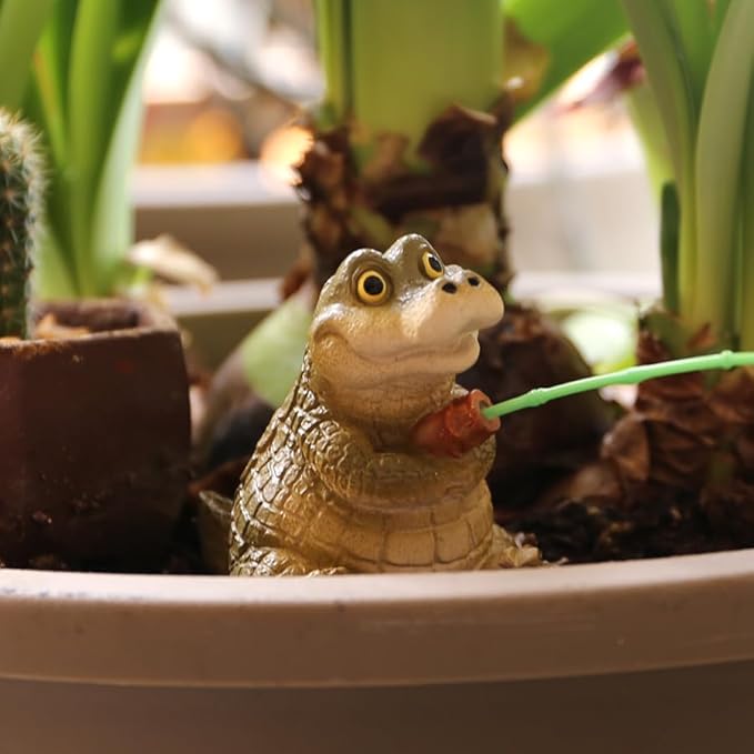 Crocodile Statue Garden Decor for Outside 2.56in,Interesting Crocodile Fishing Statue，Suitable for Easter, Indoor and Outdoor Decoration