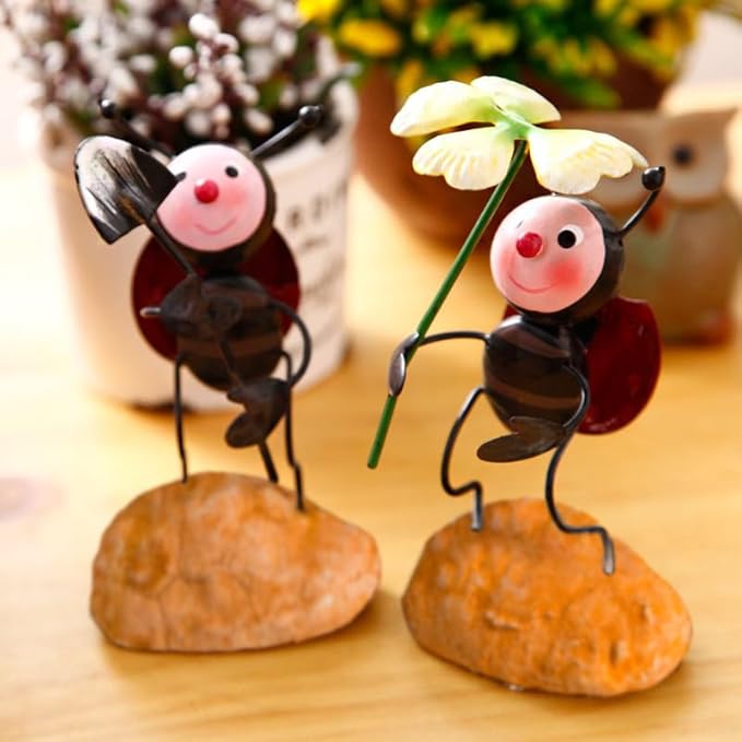 Creative Fairy Tail World Ant Ladybug Figurine Statue, Room Office Desk Outdoor Fence Lawn Ornaments Garden Decoration Ant Figure Help Relax Collection Bedroom Healing Heart Good Mood -Shovel Ladybug