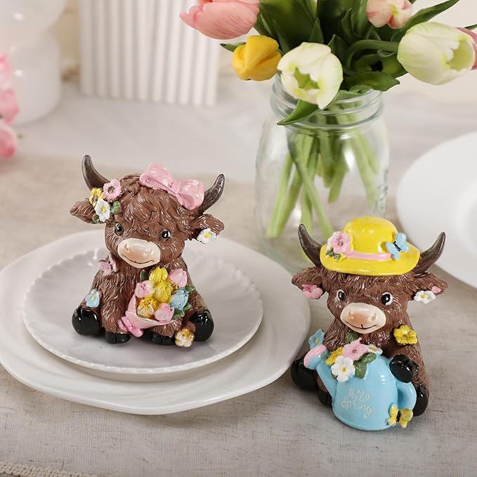 Karenhi 2 Pcs Highland Cow Figurines Spring Flower Highland Cow Gnomes Scottish Resin Statue Calf Lovers Gifts for Home Garden Kitchen Office Tiered Tray Table Decor