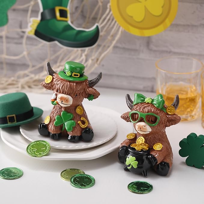 Karenhi 2 Pcs St. Patrick's Day Highland Cow Figurines Irish Shamrocks Leprechaun Green Highland Cow Gnomes Scottish Resin Statue Calf Lovers Gifts for Home Kitchen Office Tiered Tray Table Decor